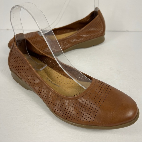 ❤️ Clarks Tan Perforated Loafers - Picture 1 of 9